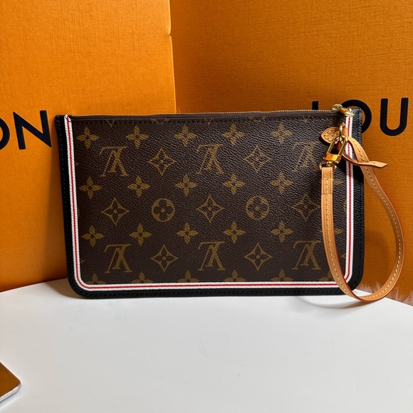 Authentic ultra Rare Wristlet Pouchette Wristlet - Picture 3 of 7